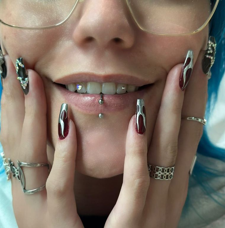 Cliente avec strass dentaires et ongles chrome flammes